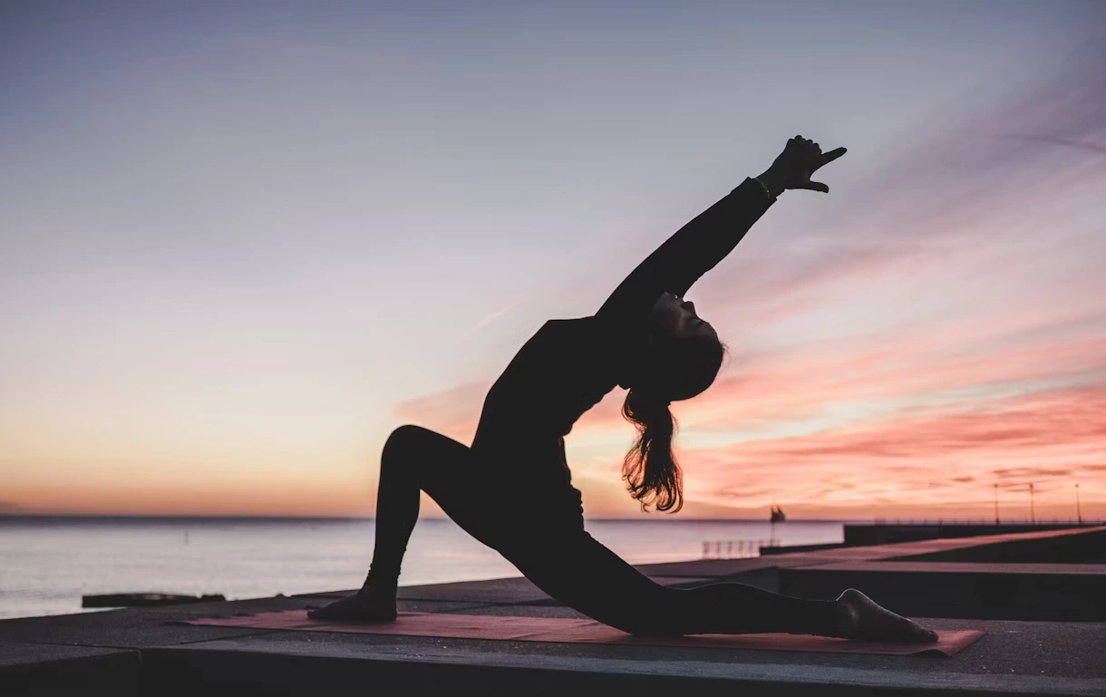O persoană se antrenează într-o sală de sport modernă.